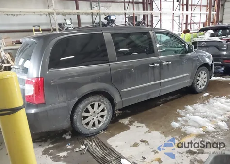 2015 Chrysler Town & Country Touring z USA, uszkodzony, nr VIN 2C4RC1BGXFR596893